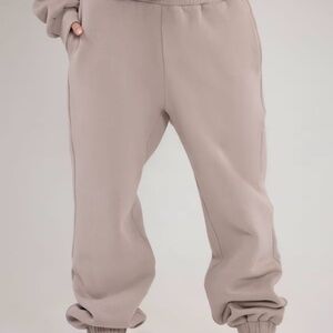 Comfrt Travel Essentials joggers in Bark color size XS